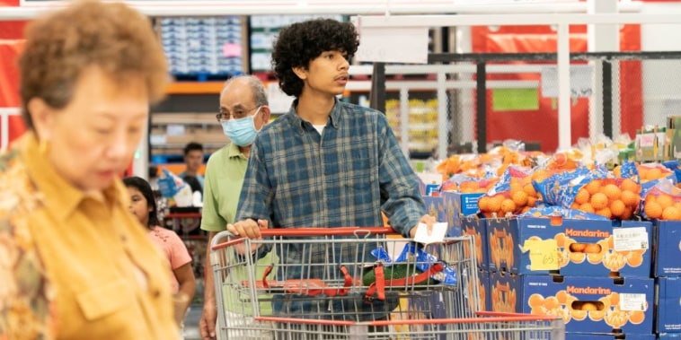 Clientes compran en un supermercado en Foster City, California.