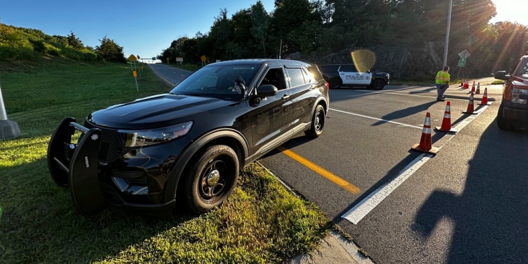 La policía bloquea una rampa de la Interestatal 95 y el puente sobre el río Piscataqua en Portsmouth, N.H. después de que un hombre relacionado con un homicidio recibiera un disparo mortal de la policía y un niño de 8 años fuera encontrado muerto a tiros en el coche del hombre en el puente que conecta New Hampshire con Maine, el jueves 29 de agosto de 2024.   