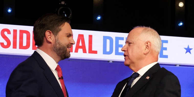 JD Vance y Tim Walz se saludan al inicio del debate.