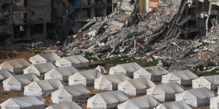 Un campamento para palestinos desplazados junto a edificios destruidos en Jabaliya, Gaza.