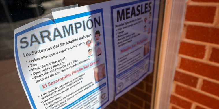 Un cartel en español e inglés afuera de una clínica de salud en Brownfield, Texas, el 23 de febrero de 2025.