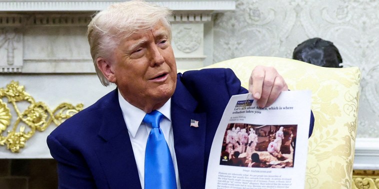 El presidente Donald Trump muestra un artículo que, según él, trata sobre sudafricanos blancos que fueron asesinados.