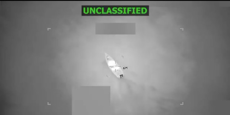 Captura de imagen de un video publicado por Hegseth de un ataque nocturno a una presunta 'narcolancha' en el Caribe.