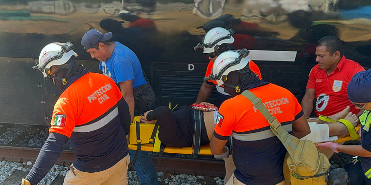 Miembros de Protección Civil rescatan a una mujer del tren Interoceánico que se descarriló en la zona de Asunción Ixtaltepec, en la ruta hacia Oaxaca, México, el 28 de diciembre de 2025. 