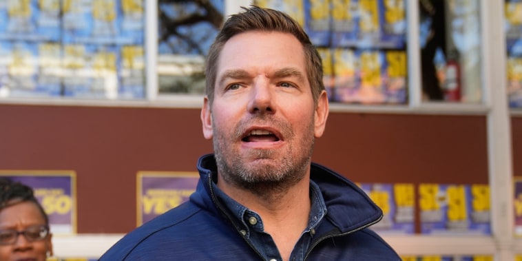 Exempleada acusa al representante Eric Swalwell de agresión sexual mientras ella estaba ebria