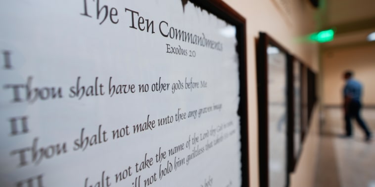 Corte de apelaciones permite a Texas exigir que se exhiban Diez Mandamientos en escuelas públicas