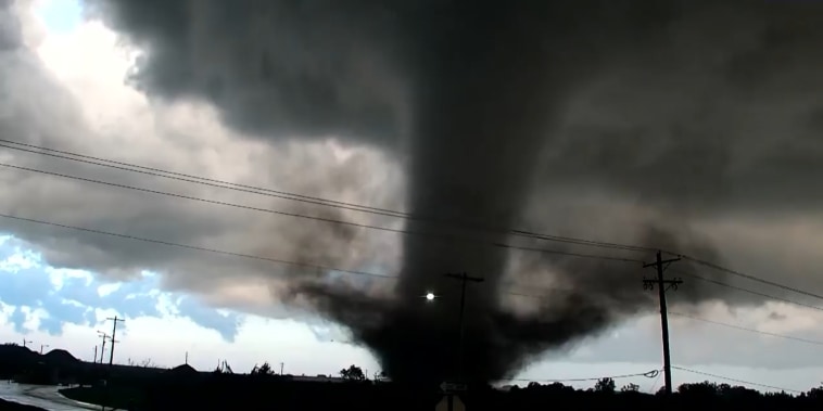 Un tornado azota la ciudad de Enid en Oklahoma en medio de tiempo severo