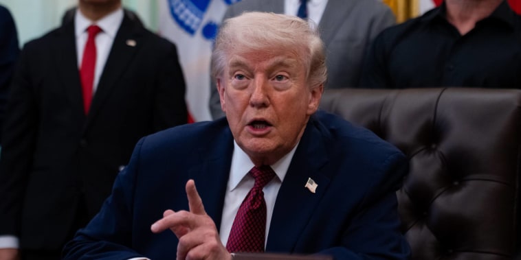 Cae drásticamente popularidad de Trump en su segundo mandato según encuesta de NBC News