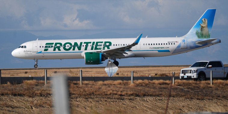 Un avión de Frontier Airlines golpea a un peatón durante el despegue en el aeropuerto de Denver