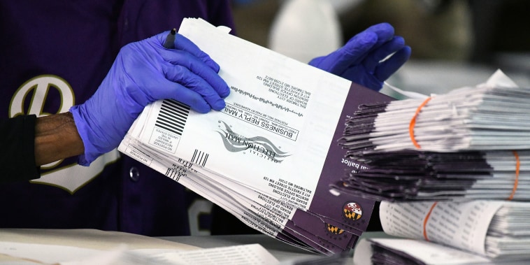 Un denunciante advierte que el sistema que Trump ordenó para el voto por correo tiene defectos