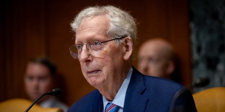 El senador Mitch McConnell ha sido hospitalizado