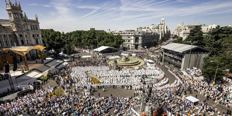 El papa convoca a más de 1 millón de feligreses en España, y celebra la cultura con Antonio Banderas