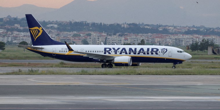 Pasajeros rescatan a un hombre succionado por la ventanilla rota del avión