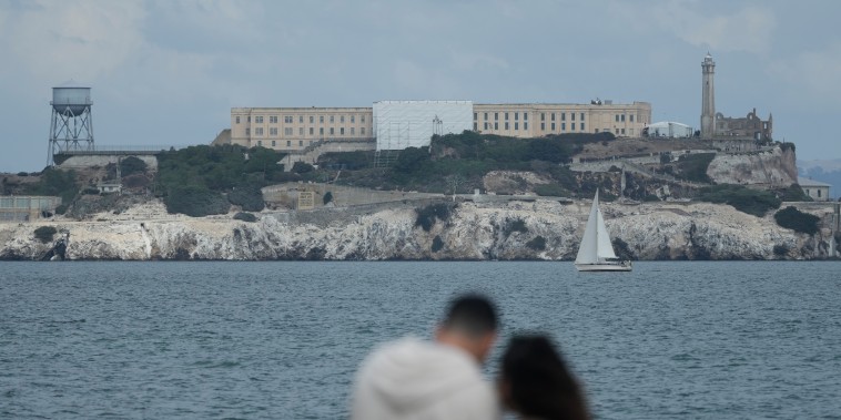 Un desaparecido y 17 rescatados tras incendio de lancha en Alcatraz