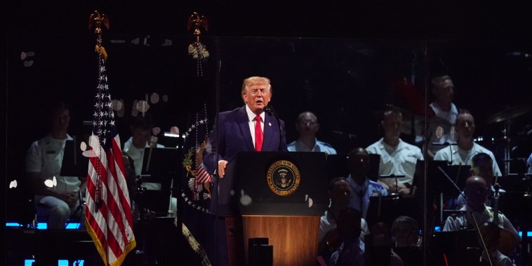 Trump cierra el 250 aniversario de EE.UU. con un discurso en tono político, tras un día marcado por calor y tormentas