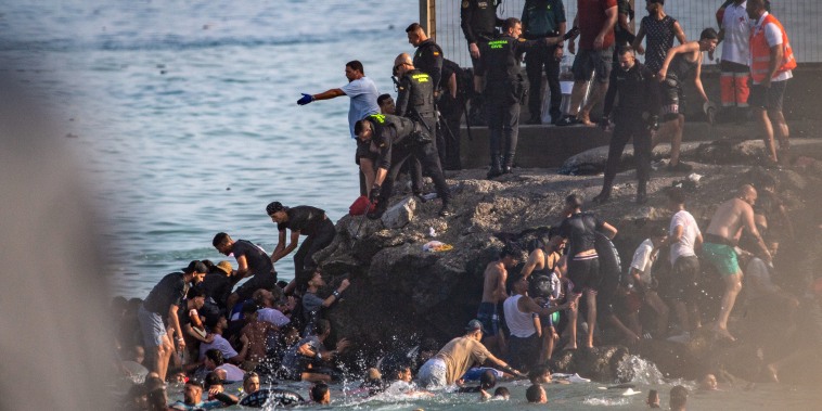 Al menos 10 migrantes mueren en Ceuta durante el cruce irregular de miles desde Marruecos