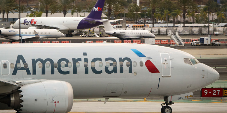 Falla técnica afecta vuelos de American Airlines; la aerolínea dice que ya ha reanudado despegues