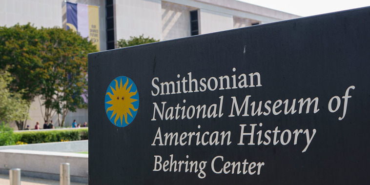 Trump ordena letreros en el Smithsonian advirtiendo representación "inexacta" de EE.UU.