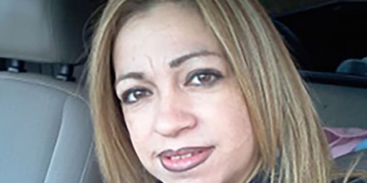Detienen a amiga íntima es detenida de mujer apuñalada en Texas, 14 años después