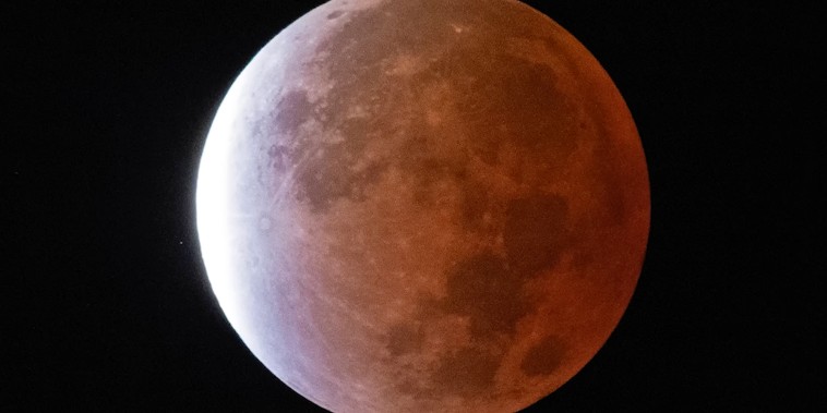 A fines de agosto sucederá un eclipse lunar parcial que teñirá la Luna de un rojo intenso