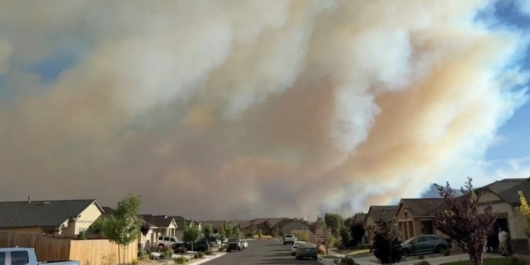 Unas 90,000 personas reciben órdenes de evacuación en Nevada cerca de Reno por el incendio Hawk