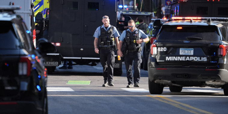Al menos un muerto y seis heridos, incluidos dos policías, por el tiroteo en el centro de Minneapolis