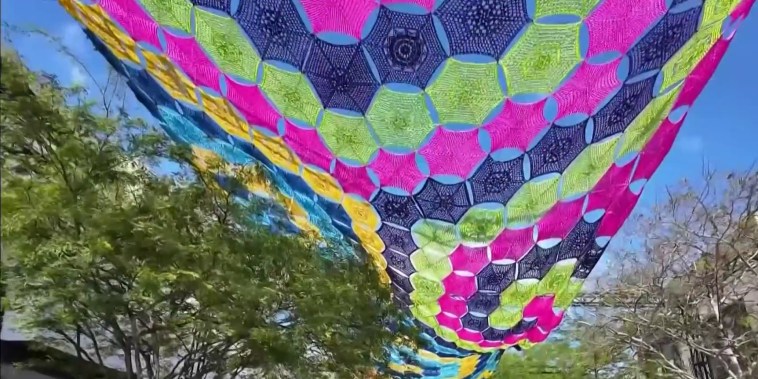 Artesanas de Jalisco tejen crochet que adorna plaza en Miami