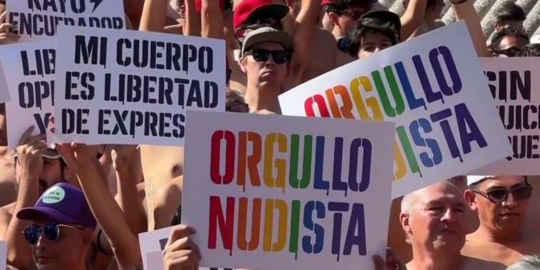 Una marcha nudista inunda las calles de la capital de México