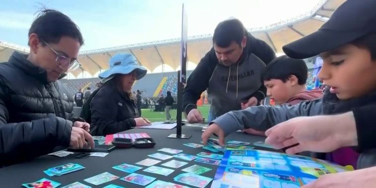 Aficionados intercambian estampitas del Mundial en un estadio chileno