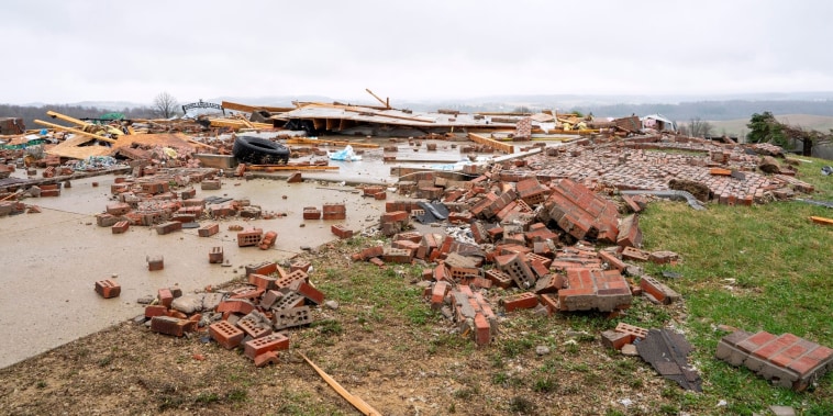 El Medio Oeste se recupera de las devastadoras tormentas mientras las lluvias golpean el Norte