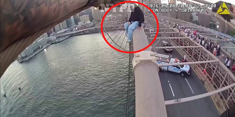 Policías rescatan a mujer que intentaba saltar del Puente de Brooklyn 