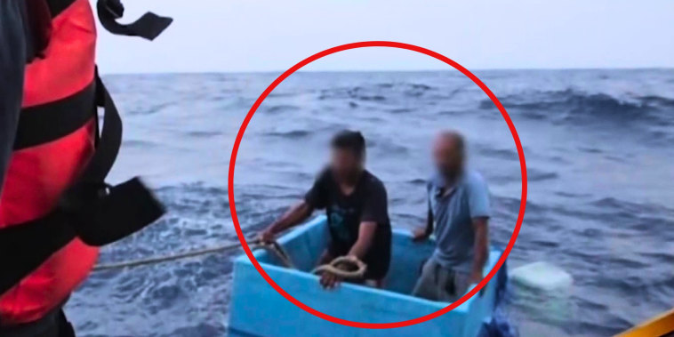 Pescadores mexicanos sobreviven sobre una hielera en el Pacífico