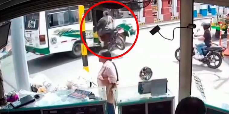 Vea cómo una motocicleta se estrella contra un autobús por pasarse un alto en Colombia