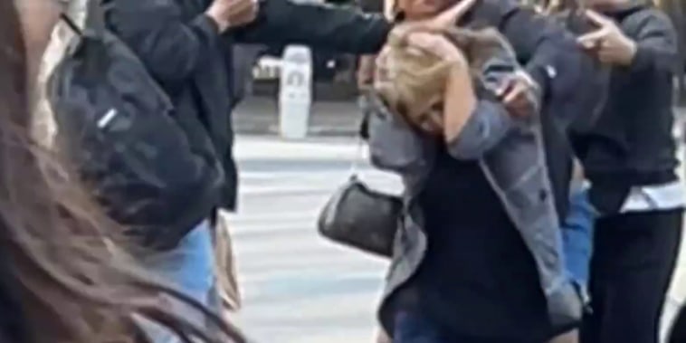 La mujer que agredió a vendedora latina enfrenta hasta 8 años de cárcel