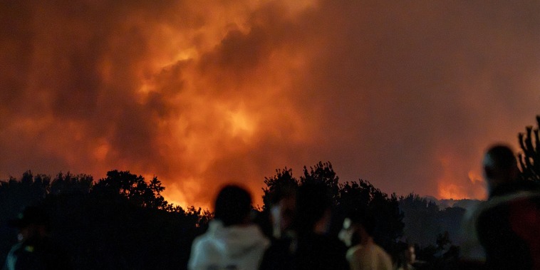 Incendios forestales sin precedentes en Francia y España obligan a evacuar a 260,000 personas