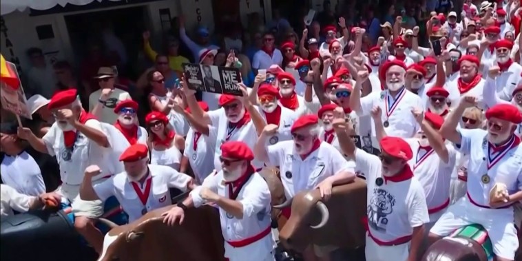 Imitadores de Hemingway marchan en evento en Key West