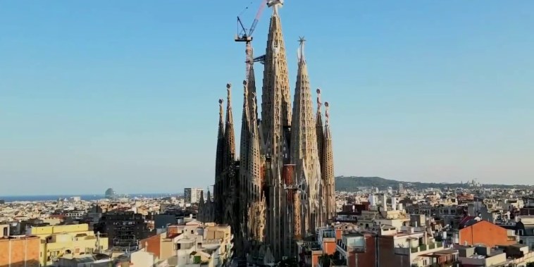 León XIV bendice la Sagrada Familia, la iglesia más alta del mundo