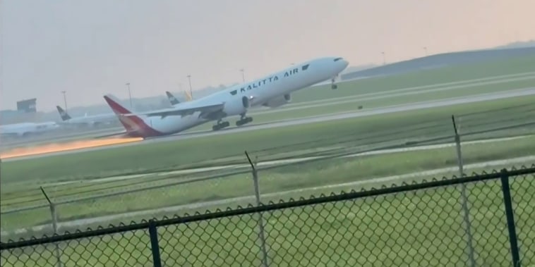 Avión de carga roza la pista durante aterrizaje y genera chispas