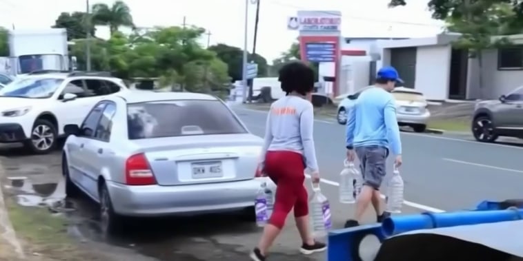 Voluntarios reparten agua en comunidades afectadas por la crisis en Puerto Rico