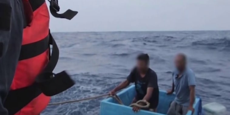 Vea cómo rescataron a los dos pescadores que se aferraron a una hielera cinco días tras naufragar