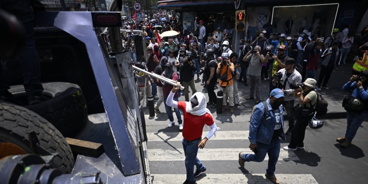 Choque entre maestros y policía deja heridos en Ciudad de México