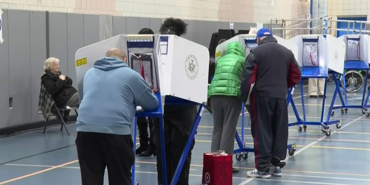 Encuesta da ventaja más amplia en 30 años a los demócratas ante elecciones de medio término