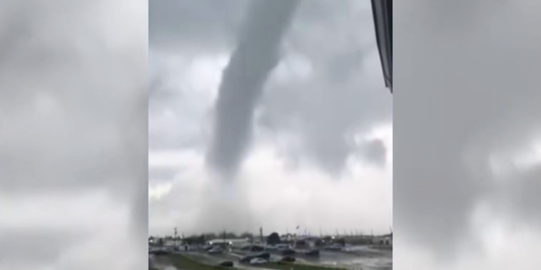 Una tromba marina se convierte en tornado y arrasa un club de playa en Long Island