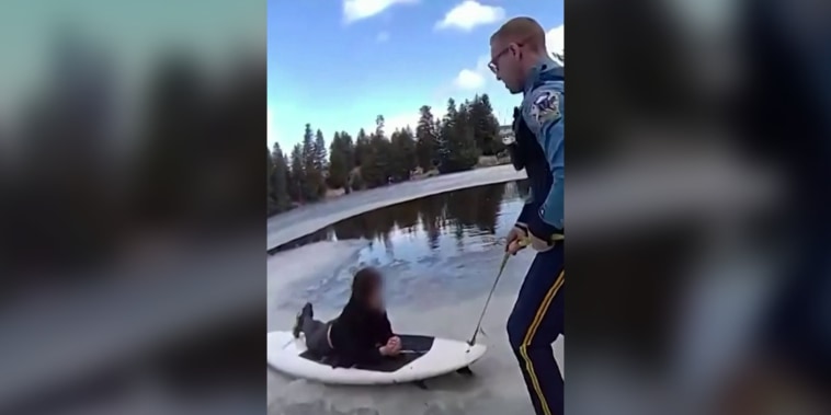 Vea cómo agentes rescatan a un joven de un lago congelado en Alaska