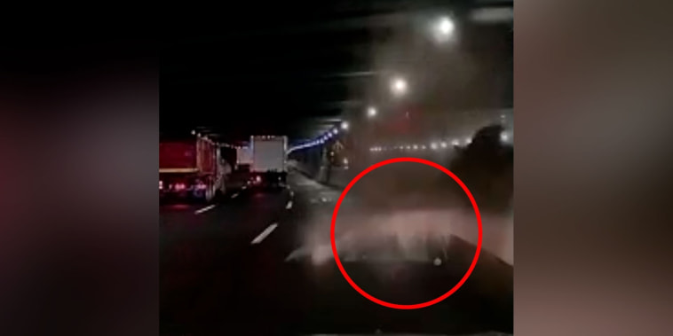 Chofer se salva de la caída de escombros en puente de Nueva York