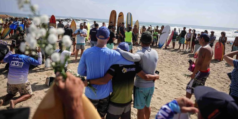 Surfistas regresan al mar en Venezuela para homenajear a víctimas