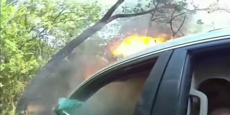 Rescatan a un hombre que quedó atrapado en un vehículo en llamas