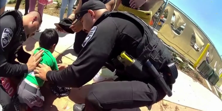 Madre agradece a los policías que salvaron a un menor que se asfixiaba