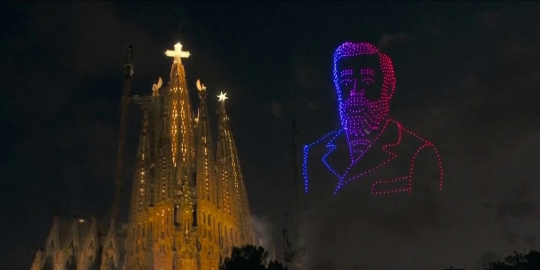 Así se iluminó la Sagrada Familia para inaugurar la Torre de Jesús