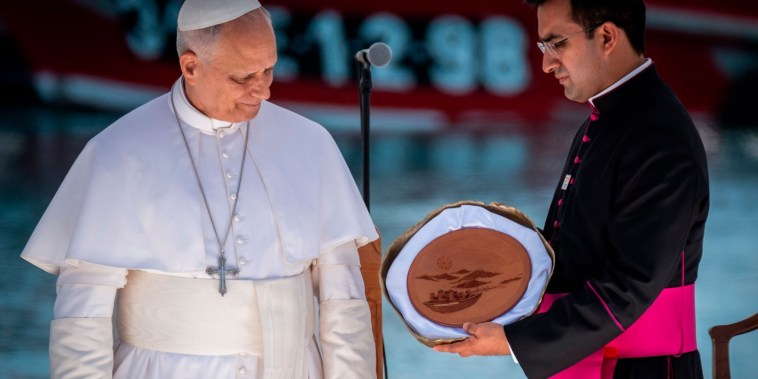 León XIV se convierte en el primer papa en visitar las Islas Canarias